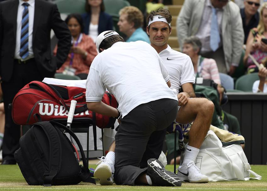 Un match difficile, dal&#39;andamento incerto tra break e controbreak, fino al quinto set, quando Federer ha chiesto l&#39;intervento del fisioterapista al cambio campo per noie muscolari a una coscia (Reuters)